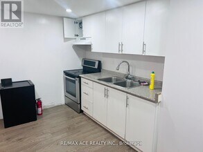 15 Sedgemount Dr in Toronto, ON - Building Photo - Building Photo