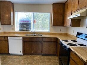 1540 Racquet Club Dr in Los Banos, CA - Building Photo - Building Photo