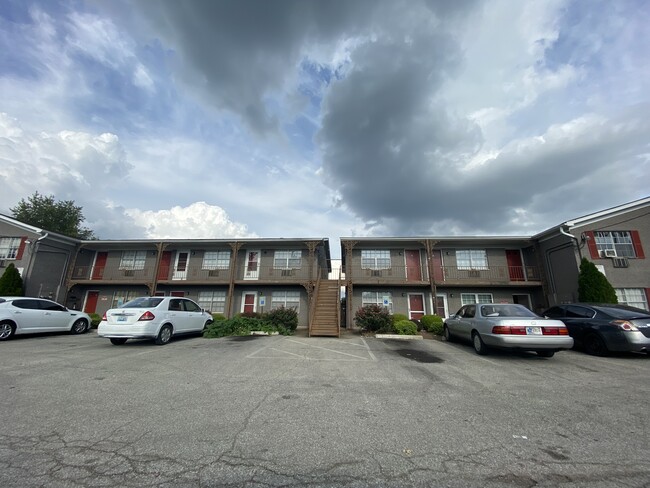 Colonial House Apartments in Louisville, KY - Building Photo - Building Photo