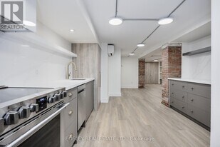 334 Gladstone Ave in Toronto, ON - Building Photo