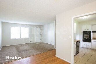 1043 E Lexington Ave in Independence, MO - Building Photo - Building Photo