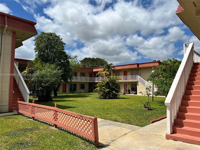 12821 SW 43rd Dr in Miami, FL - Foto de edificio - Building Photo