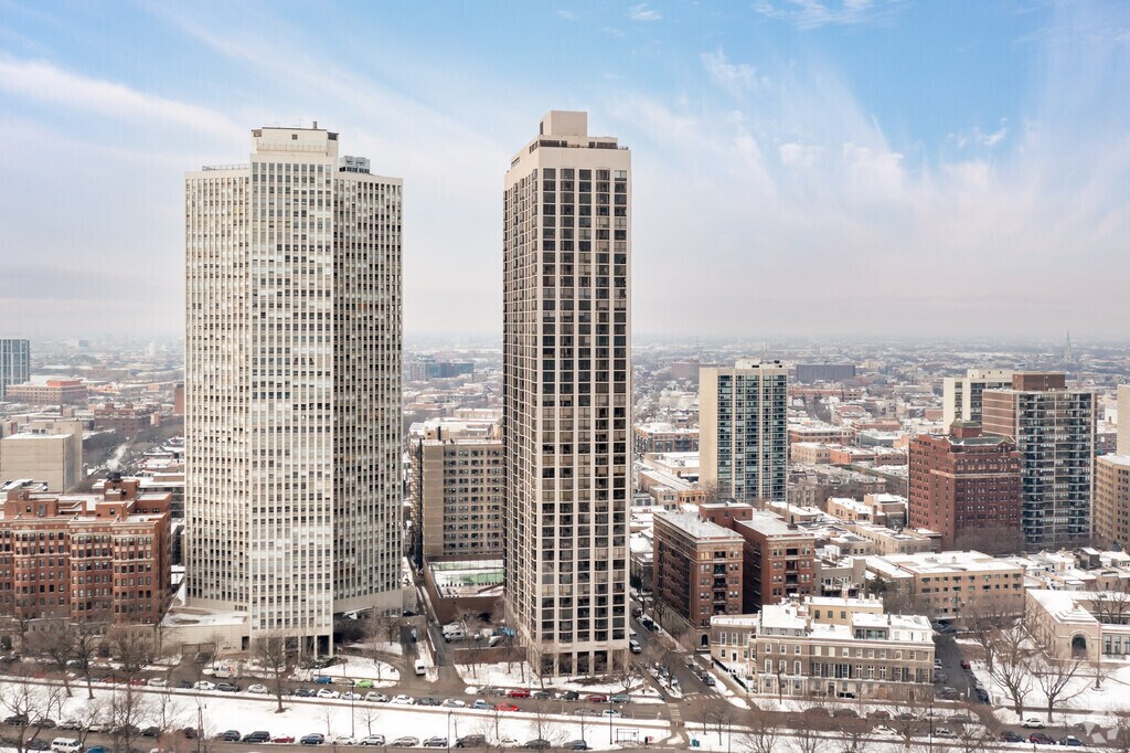 2650 N Lakeview Ave, Unit 4003 in Chicago, IL - Building Photo