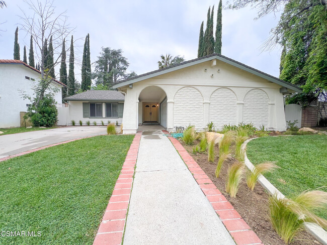 185 N Sabra Ave in Oak Park, CA - Building Photo - Building Photo