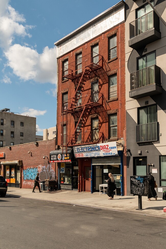 901 DeKalb Ave in Brooklyn, NY - Building Photo - Building Photo