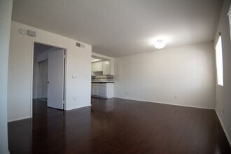 5328 Riverton Ave in Los Angeles, CA - Foto de edificio - Building Photo