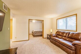 808 Westwinds Dr-Unit -5 in Iowa City, IA - Building Photo - Building Photo