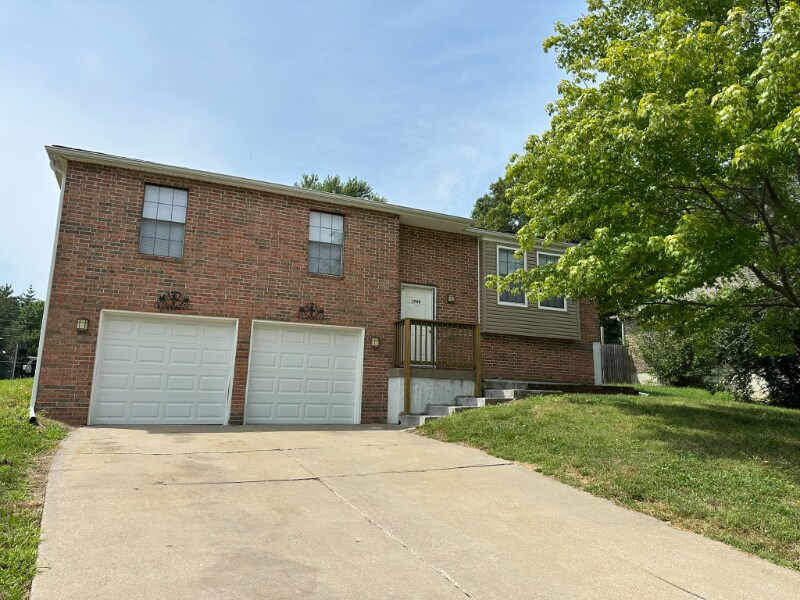 1700 NE Balboa St in Lee's Summit, MO - Building Photo