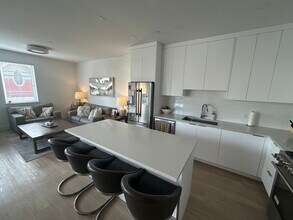 242 4th St W in North Vancouver, BC - Building Photo - Building Photo