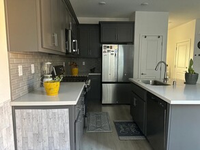 416 Mystic Ln in Pittsburg, CA - Building Photo - Building Photo