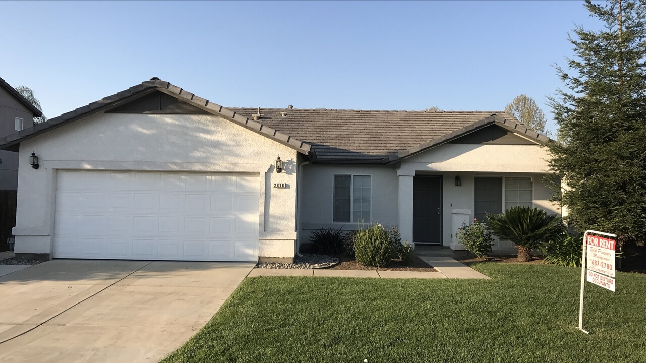 2816 W Sedona Ave in Visalia, CA - Foto de edificio