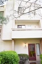 9745 Lake Shore Dr in Gaithersburg, MD - Foto de edificio - Building Photo