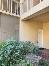 15290 SW 106th Ln, Unit 301 in Miami, FL - Foto de edificio - Building Photo