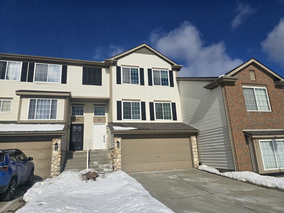247 Oak Ridge Dr in Pontiac, MI - Building Photo