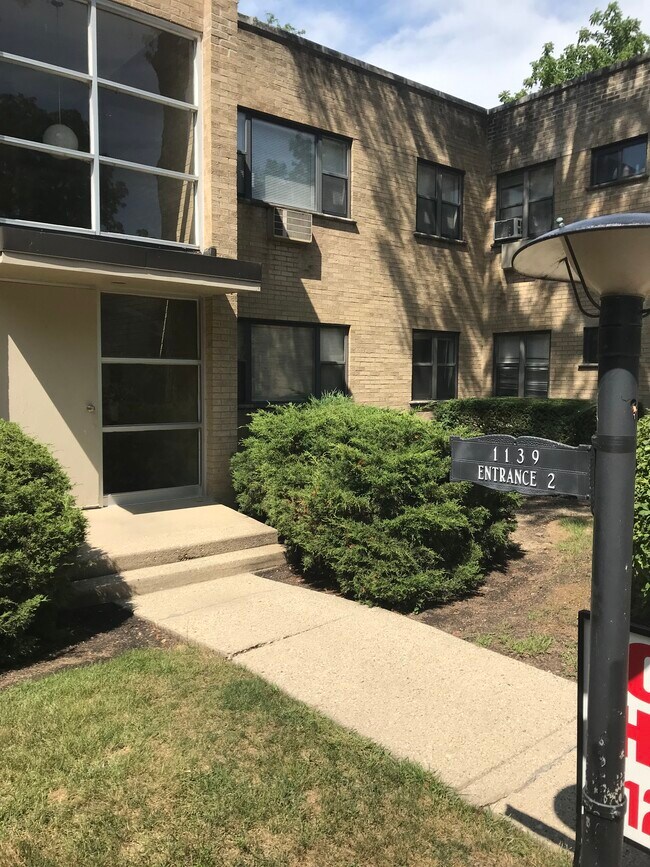 1139 Deerfield Rd Rentals in Deerfield, IL