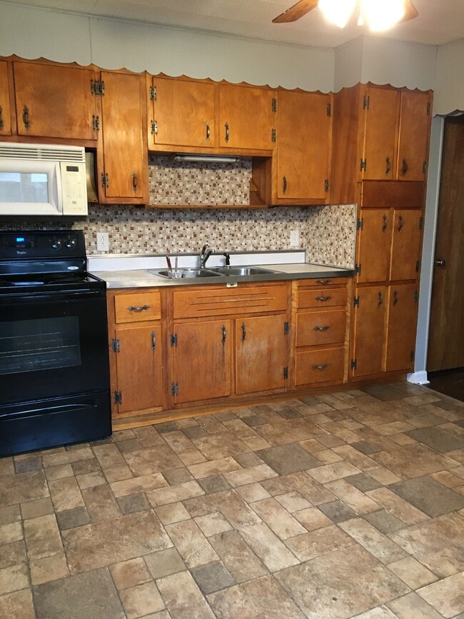 9 G Dr in Clarksville, PA - Building Photo - Building Photo