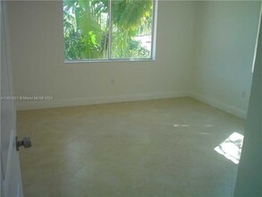 2880 Pine Tree Dr in Miami Beach, FL - Building Photo - Building Photo