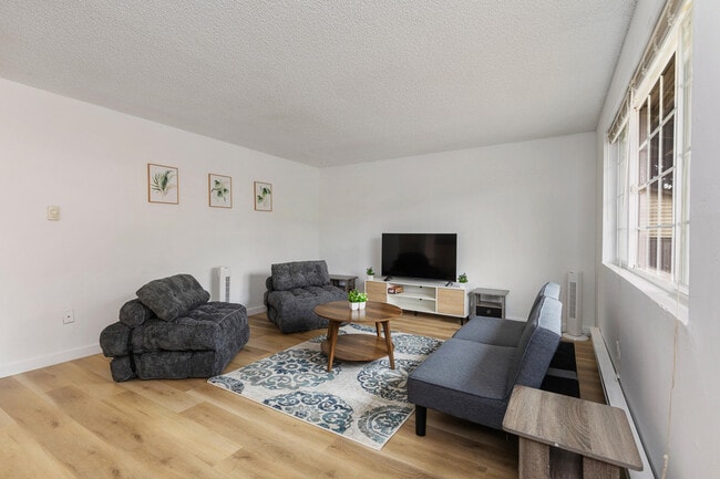 15704 Ash Way in Lynnwood, WA - Building Photo - Building Photo