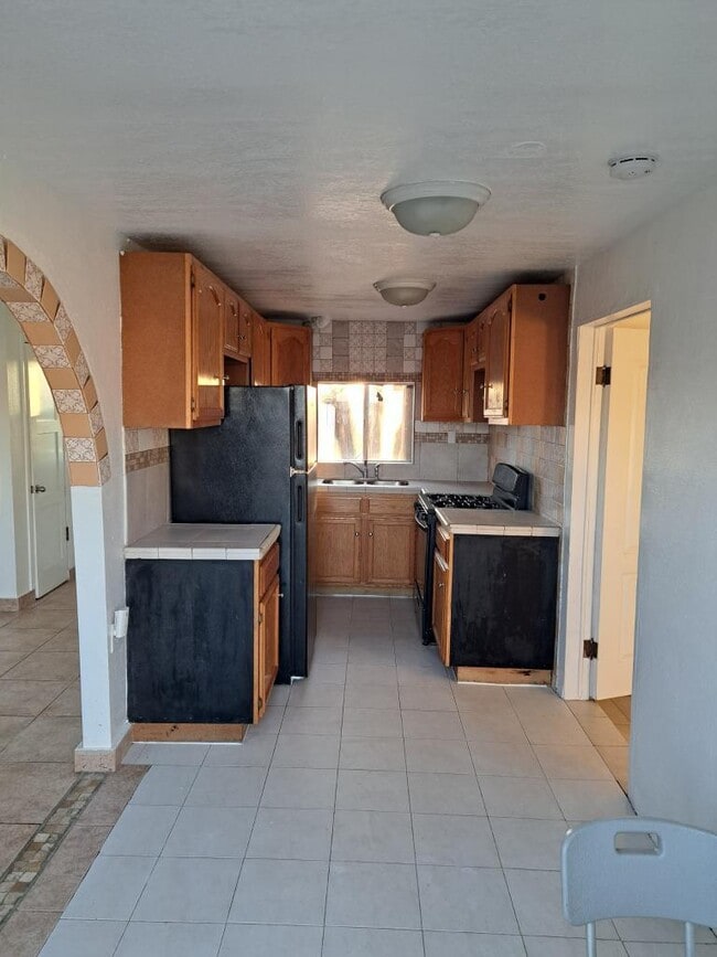 11938 Lee Ave in Adelanto, CA - Foto de edificio - Building Photo