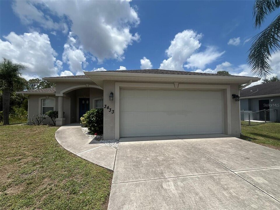 3433 Monday Terrace in North Port, FL - Building Photo