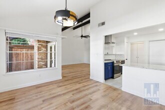 2009 Sandberg Dr in Austin, TX - Building Photo - Building Photo