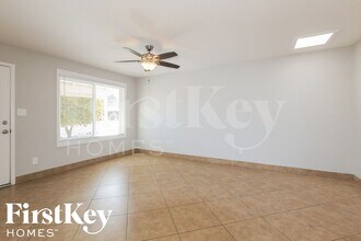 2324 E Paradise Dr in Phoenix, AZ - Building Photo - Building Photo