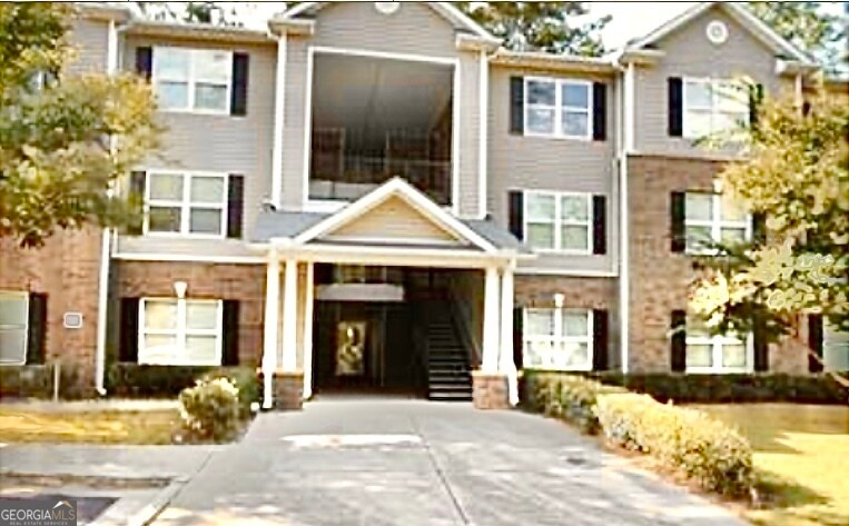 8101 Fairington Ridge Cir in Stonecrest, GA - Building Photo