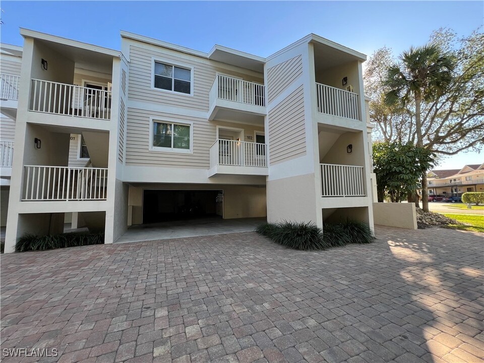1050 9th St S in Naples, FL - Building Photo