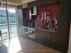 300 Front St W in Toronto, ON - Building Photo - Building Photo