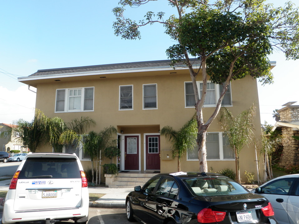 952 Cedar Ave in Long Beach, CA - Foto de edificio