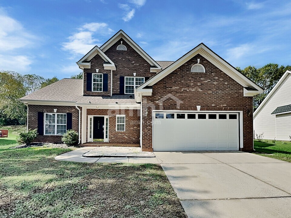 2016 Sentinel Dr in Indian Trail, NC - Building Photo