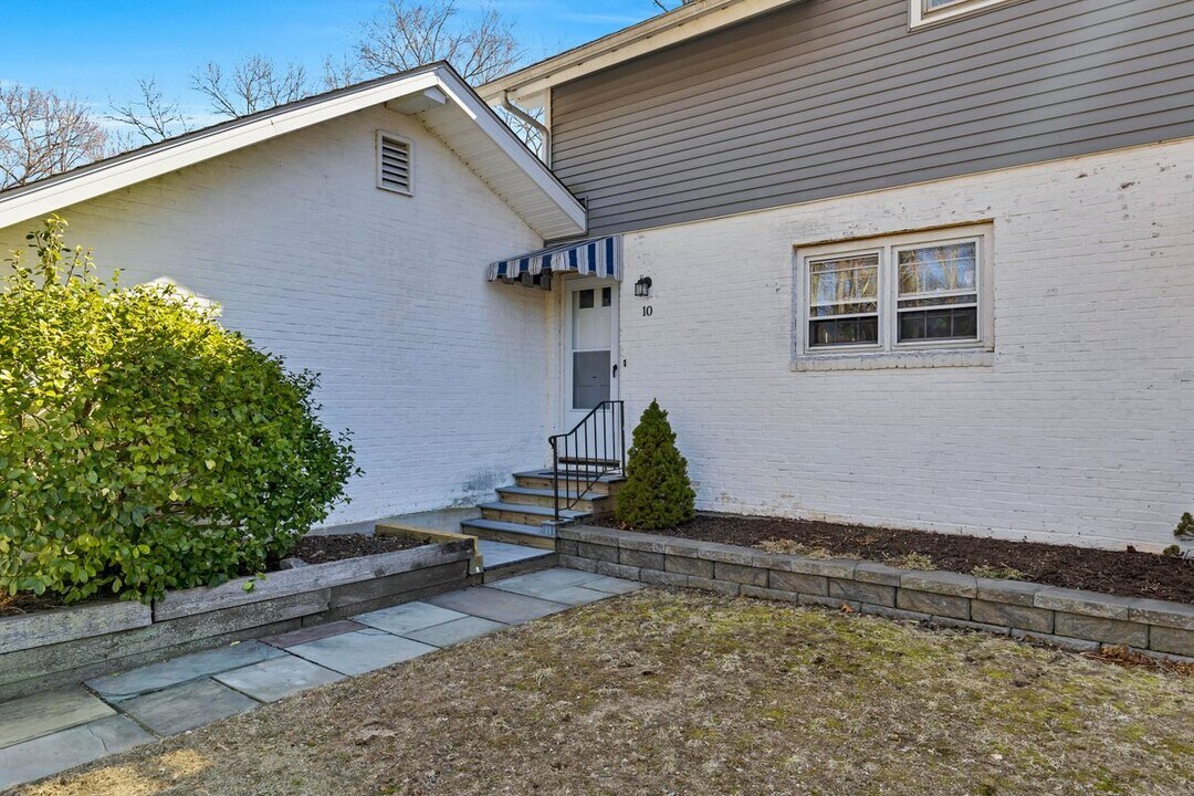 15 Sunset Terrace in Essex, CT - Building Photo