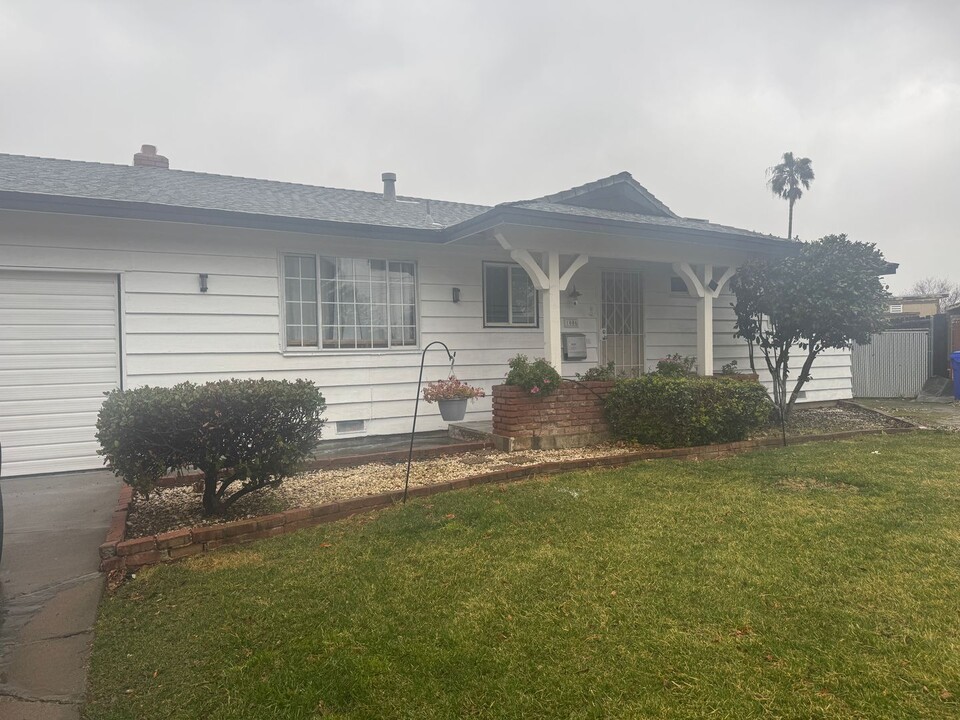 1006 Franzel Rd in Red Bluff, CA - Foto de edificio