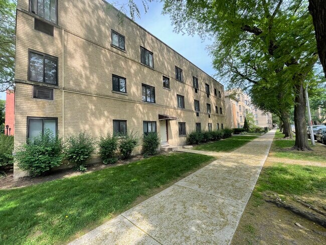 2032 W Jarvis Ave in Chicago, IL - Building Photo - Building Photo