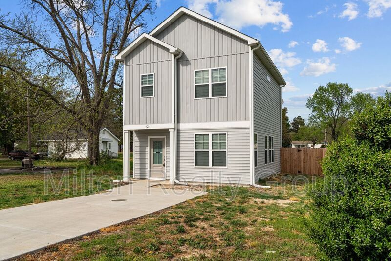 405 E Harnett St in Dunn, NC - Foto de edificio