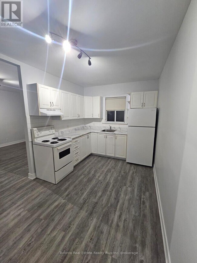 1566 Avenue Rd in Toronto, ON - Building Photo - Building Photo