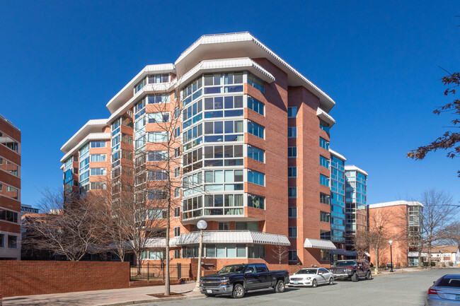 West View at Ballston Metro in Arlington, VA - Building Photo - Building Photo