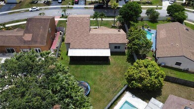 1170 White Stone Way in Davie, FL - Building Photo - Building Photo