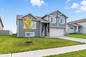 5911 N 181st St in Elkhorn, NE - Building Photo - Building Photo