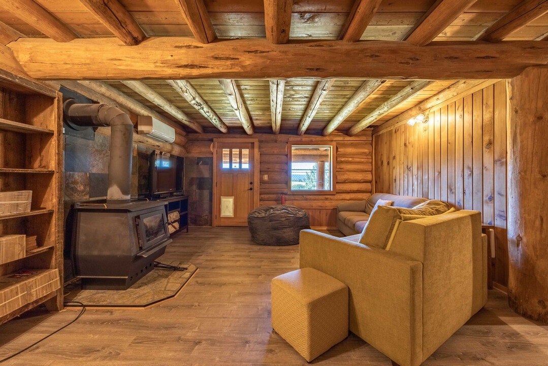 371 Rowland Rd in Lyle, WA - Building Photo