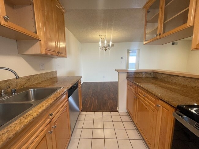 5330 Zelzah Ave, Unit 4 in Encino, CA - Building Photo - Building Photo