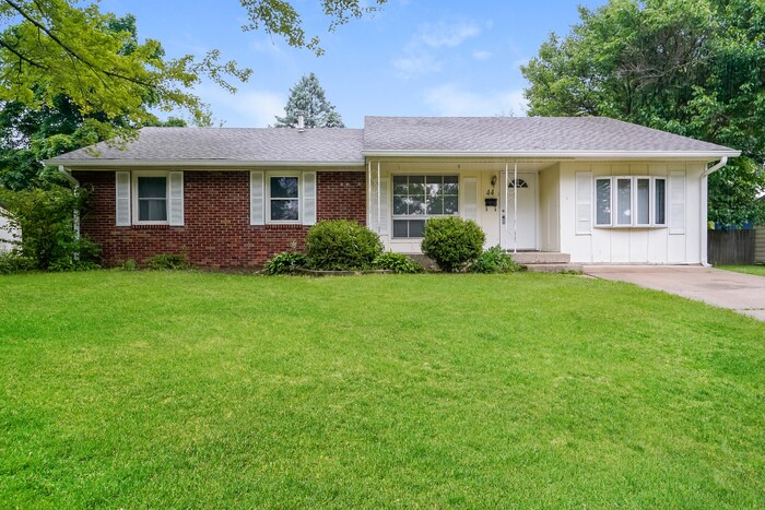 44 Hyde Park Row in Brownsburg, IN - Building Photo