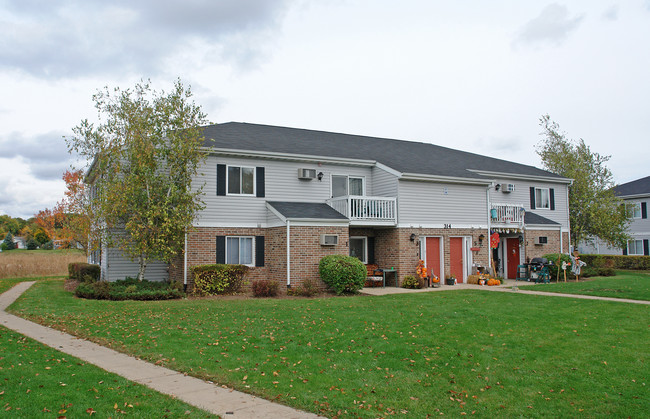 Marina Shores Apartments in Waterford, WI - Building Photo - Building Photo