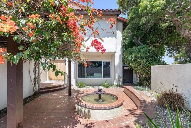 16592 Grimaud Ln in Huntington Beach, CA - Foto de edificio - Building Photo
