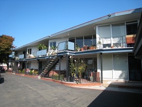 838 Cedar St in Alameda, CA - Foto de edificio - Building Photo