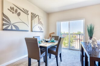 Trax at DuPont Station in Dupont, WA - Foto de edificio - Building Photo