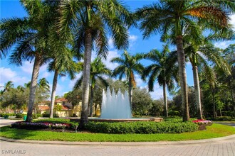 1912 Tarpon Bay Dr N in Naples, FL - Foto de edificio - Building Photo