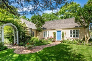 246 Tuckahoe Ln in Southampton, NY - Building Photo