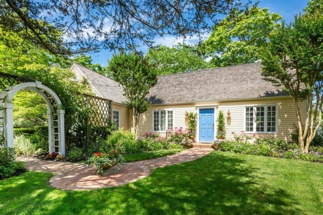 property at 246 Tuckahoe Ln