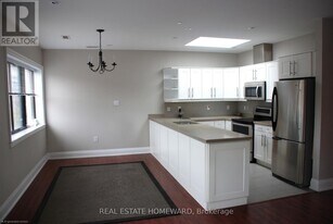 425 Queen St E in Toronto, ON - Building Photo